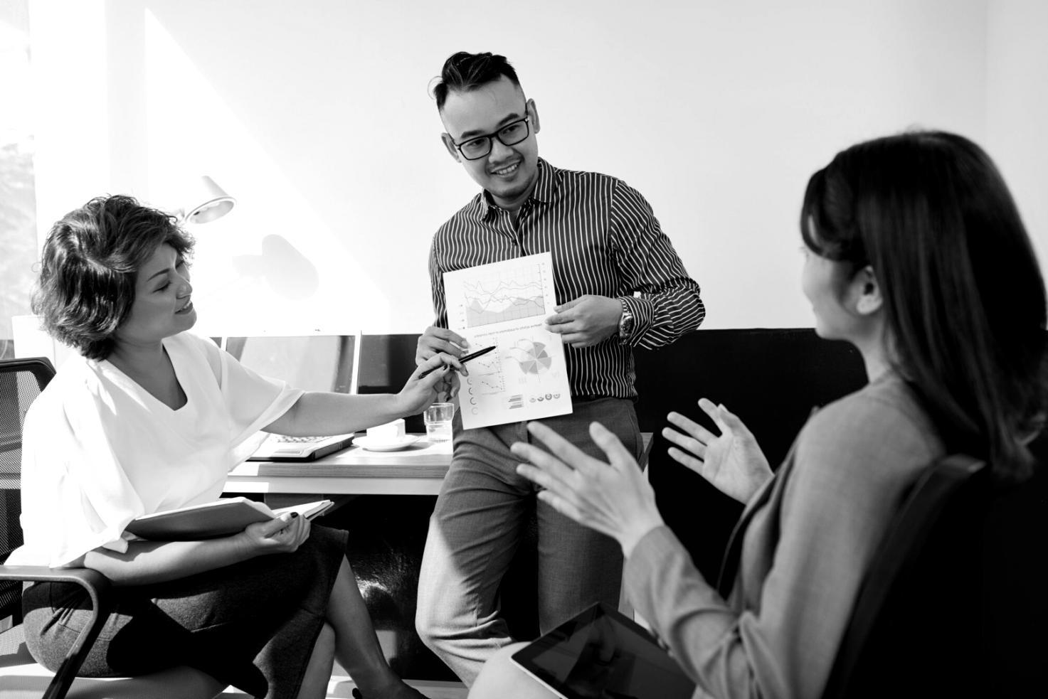 Étudiants travaillant ensemble sur des projets de programmation