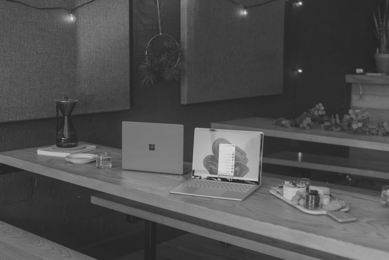 Espace de travail collaboratif avec étudiants concentrés sur leurs projets de programmation