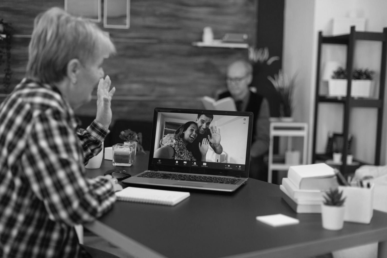 Session de formation en programmation avec étudiants travaillant sur leurs ordinateurs